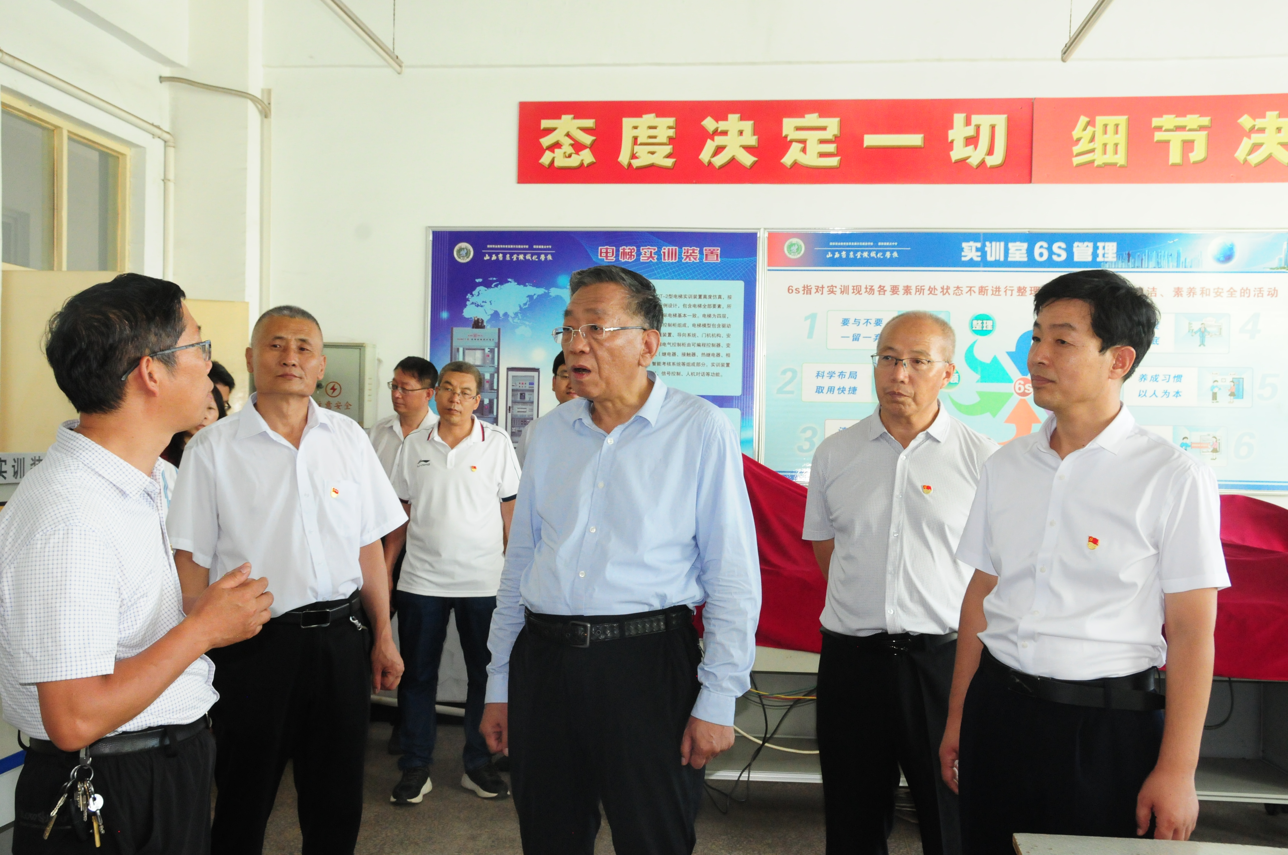劉廳長參觀學(xué)校電氣系實訓(xùn)室.JPG