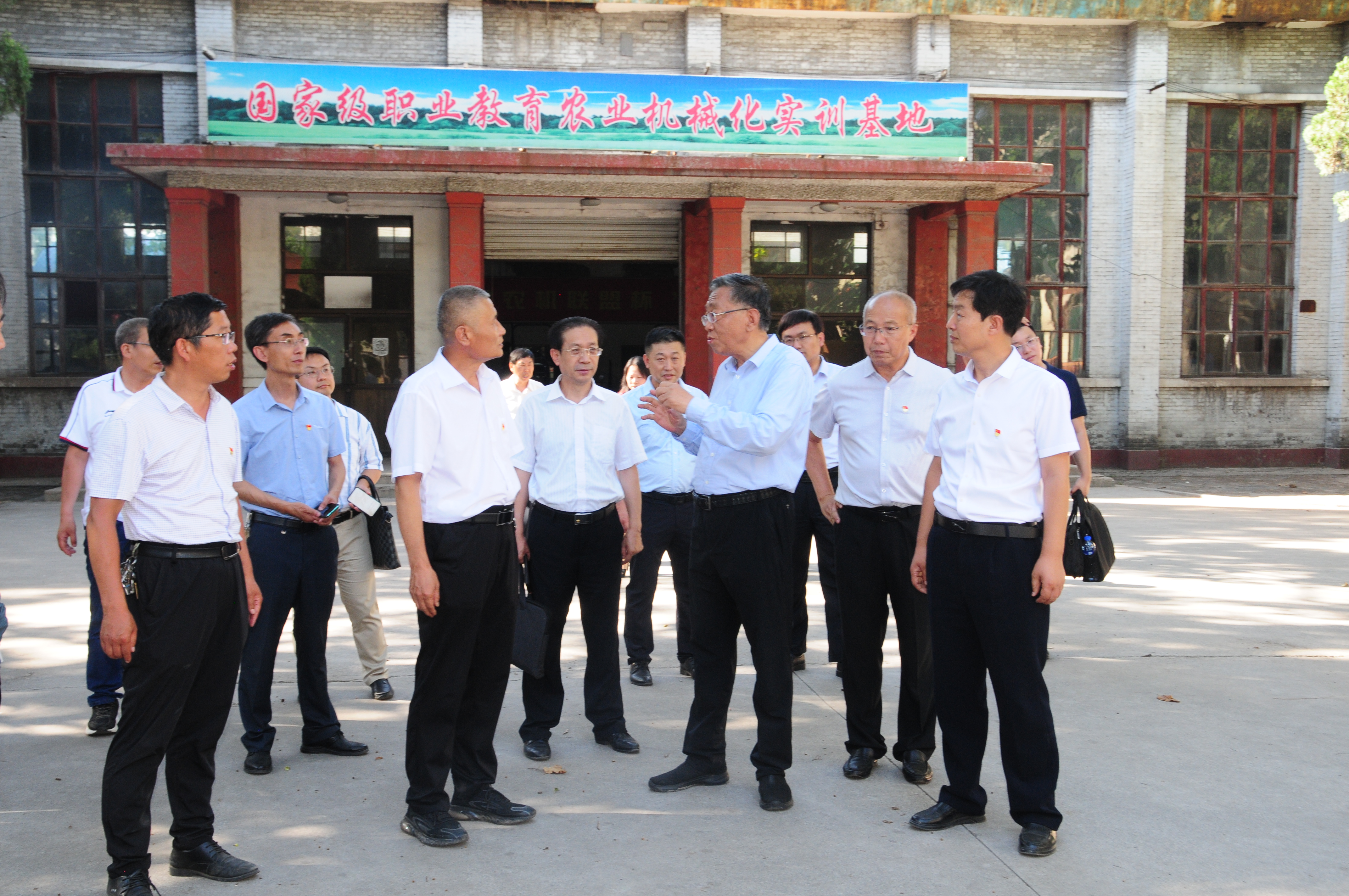 劉廳長參觀學(xué)校農(nóng)機實訓(xùn)基地1.JPG